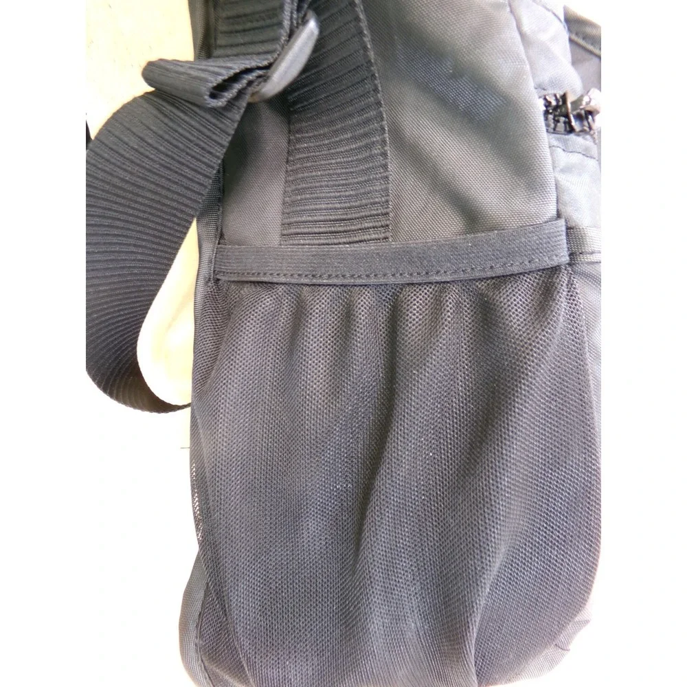 Nike Sportswear Essentials Shoulder Messenger Bag Laptop Tote‎ Black DB0498-010
